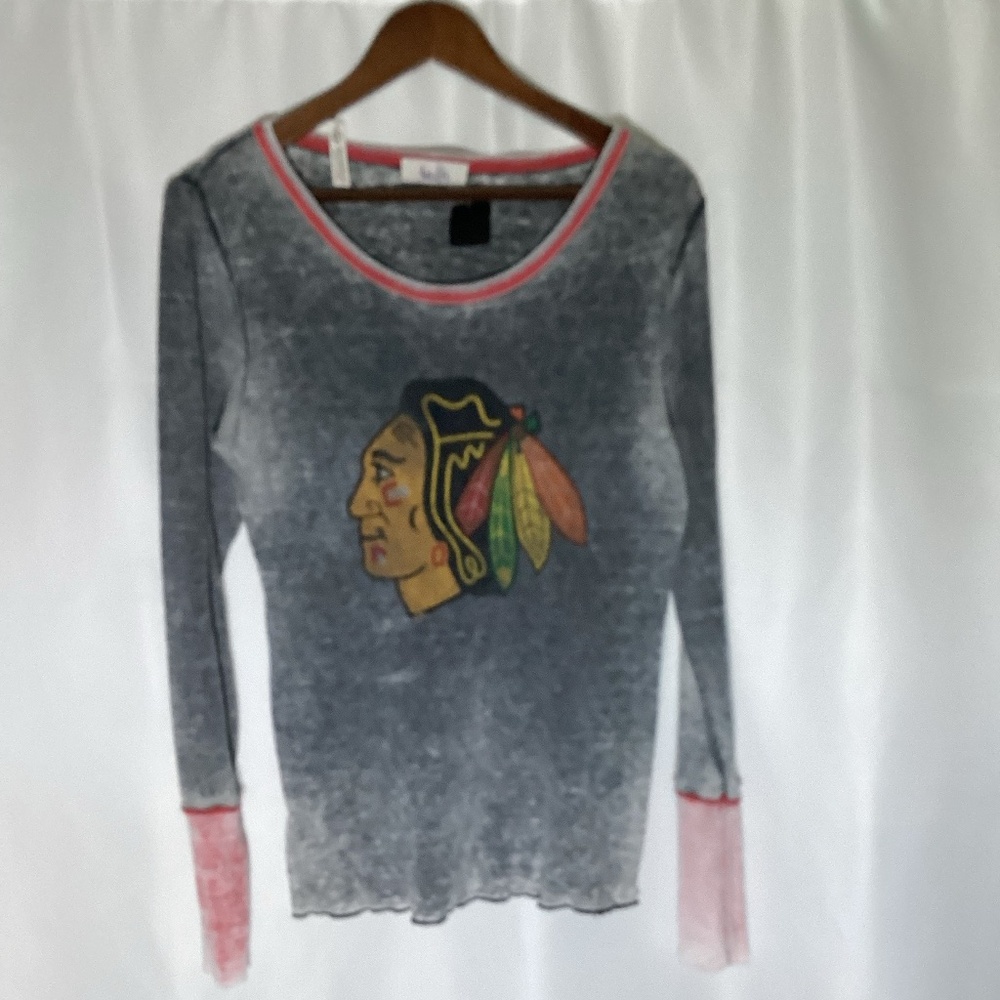 1271. Women's Chicago Blackhawks T-Shrit VGUC Size Large